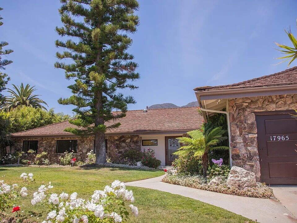 17965 Seabreeze Dr in Los Angeles, CA - Foto de edificio