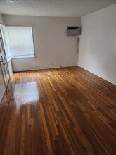 14460 Dickens St, Unit Max in Sherman Oaks, CA - Foto de edificio - Building Photo