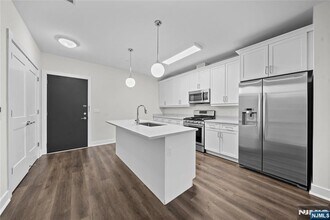 313 Woodland Pl in Leonia, NJ - Building Photo - Building Photo