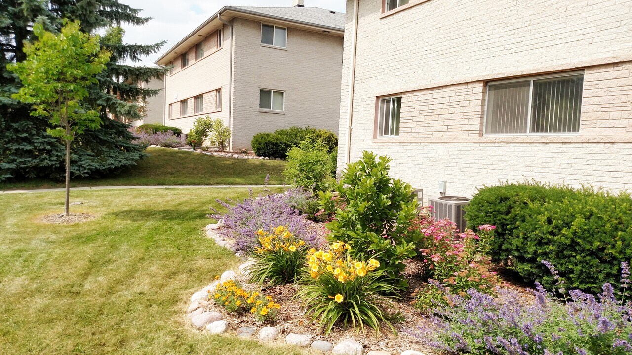 W169N8916 Hoyt Dr in Menomonee Falls, WI - Building Photo