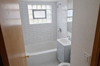 5834 W Montrose Ave, Unit 1S in Chicago, IL - Foto de edificio - Building Photo