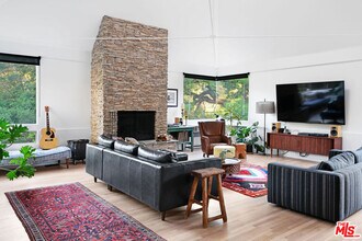 25761 Vista Verde Dr in Calabasas, CA - Building Photo - Building Photo