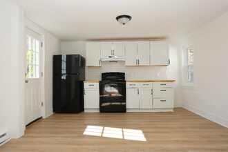 26 South St, Unit D in Edmeston, NY - Foto de edificio - Building Photo