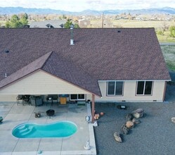 6816 Lakeview Dr in Central Point, OR - Building Photo - Building Photo