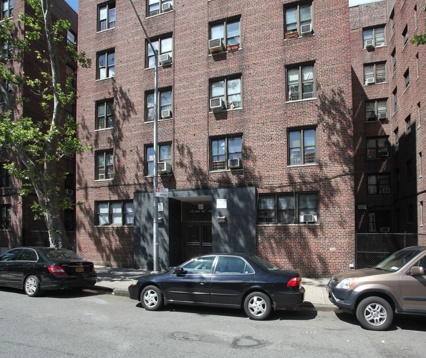 425 W 205th St in New York, NY - Building Photo