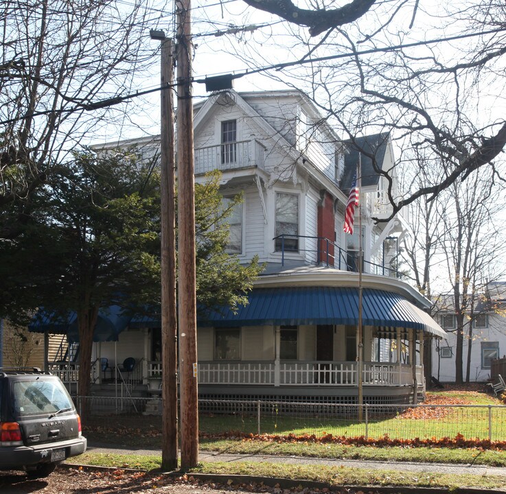 58 St James Ct in Kingston, NY - Foto de edificio