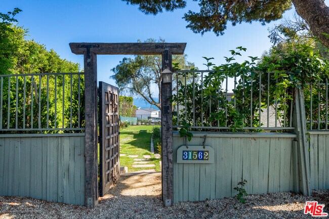 31562 Broad Beach Rd in Malibu, CA - Building Photo - Building Photo