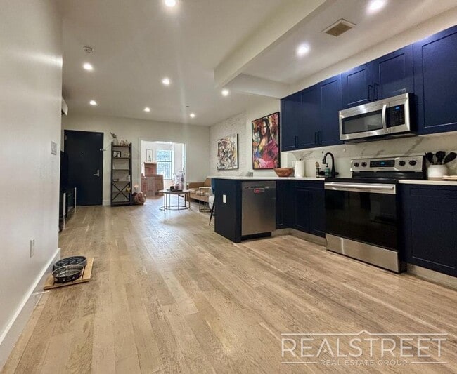 Stunning New 4 Bed Duplex w Massive Privat