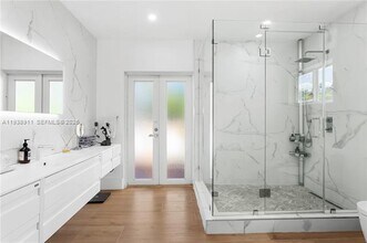 7825 SW 72nd Ave in Portland, OR - Building Photo - Building Photo