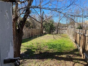 1033 Haynes St in San Marcos, TX - Building Photo - Building Photo