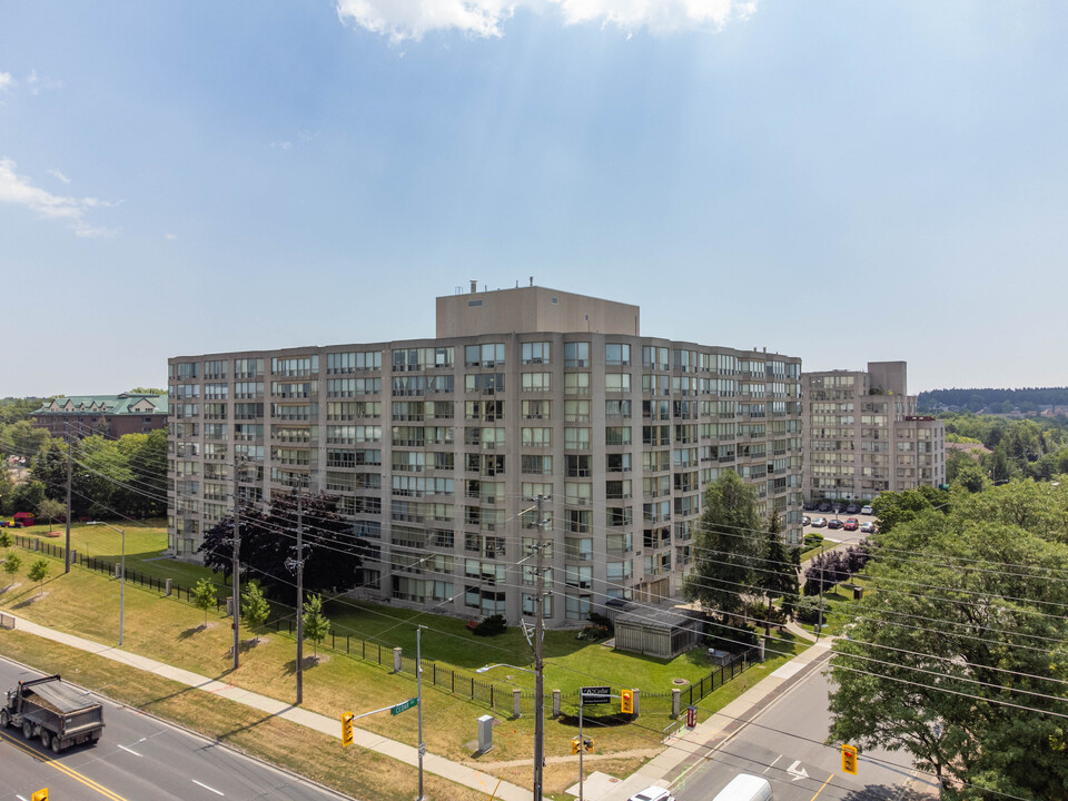 309 Major Mackenzie Dr in Richmond Hill, ON - Building Photo