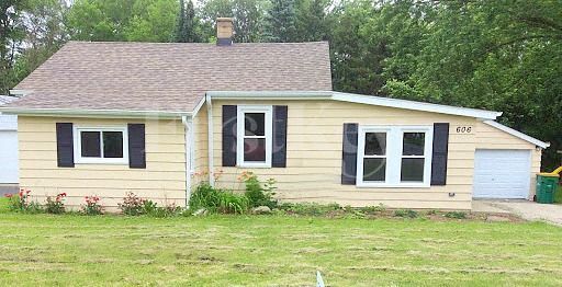 606 Lake Shore Blvd in Wauconda, IL - Building Photo