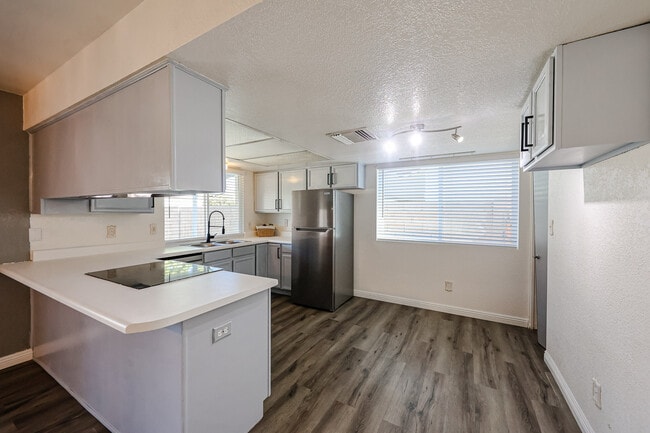 408 W Oraibi Dr in Phoenix, AZ - Building Photo - Building Photo