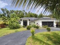 376 SW Tulip Blvd in Port St. Lucie, FL - Foto de edificio - Building Photo