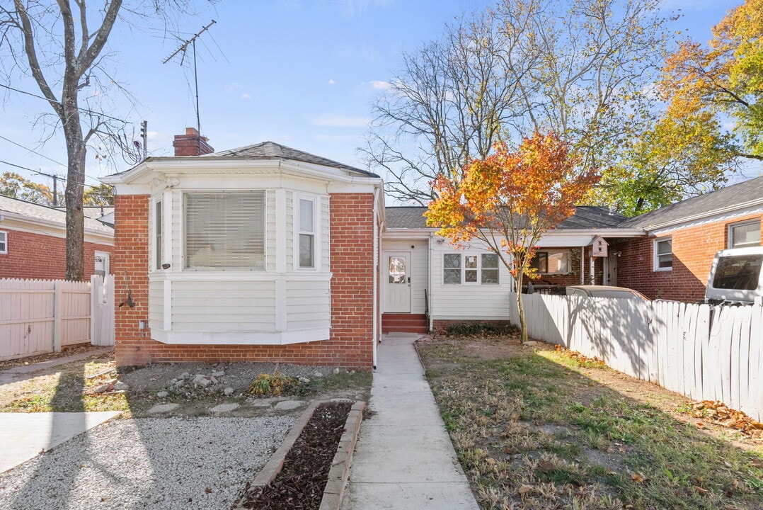 2419 Sheridan St in Hyattsville, MD - Foto de edificio