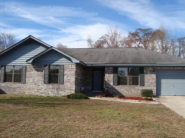 956 Gulfstream Rd in Hinesville, GA - Building Photo