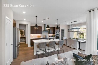 285 Bear Creek Dr in Brentwood, CA - Foto de edificio - Building Photo