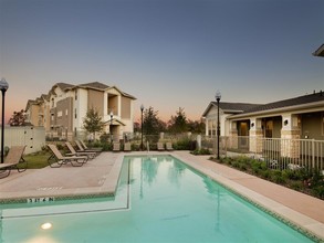 Four Seasons at Clear Creek in Fort Worth, TX - Foto de edificio - Building Photo