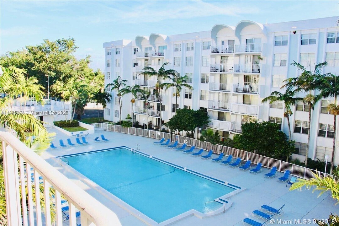486 NW 165th St in Miami, FL - Building Photo