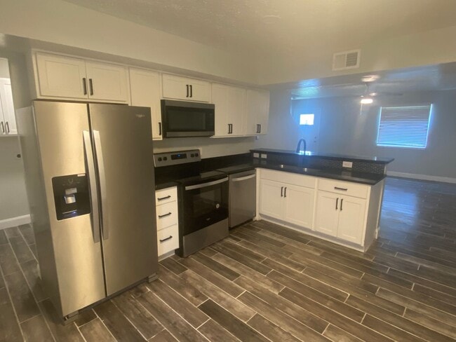 property at 3250 Summerhill Ln