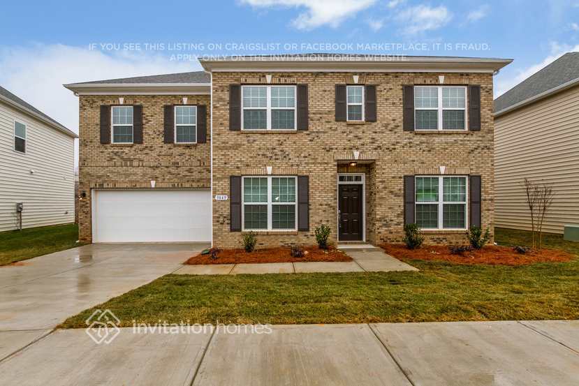 9849 Maywine Cir in Huntersville, NC - Building Photo