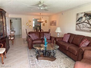 200 Valley Stream Dr in Naples, FL - Building Photo - Building Photo