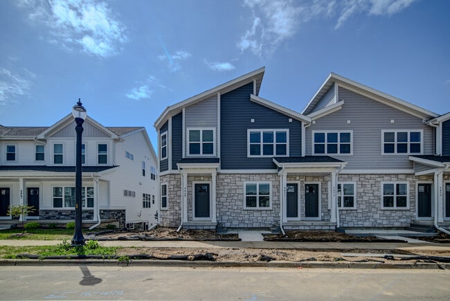 4873 Lacy Rd in Fitchburg, WI - Foto de edificio - Building Photo