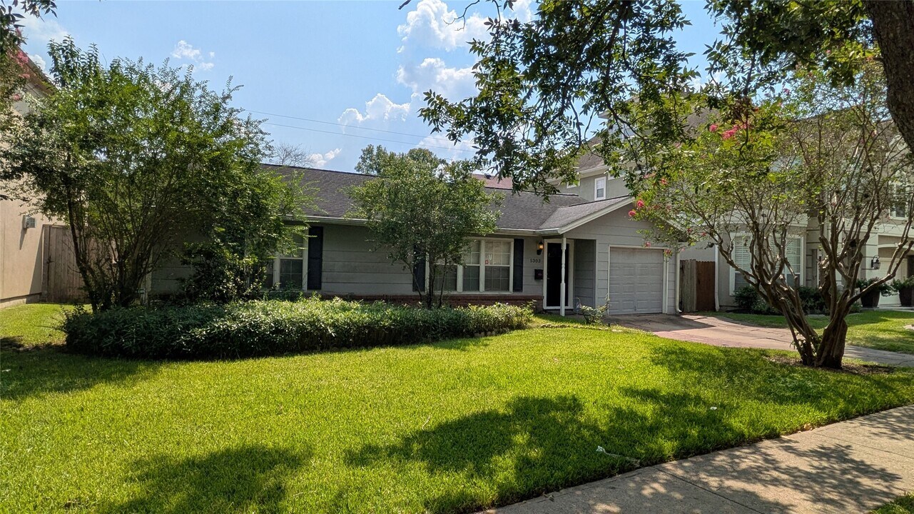 5303 Evergreen St in Bellaire, TX - Building Photo