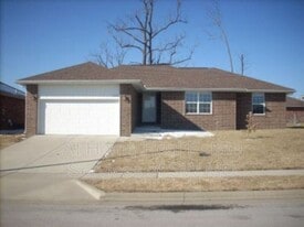 3917 W Parkridge Cir in Springfield, MO - Building Photo