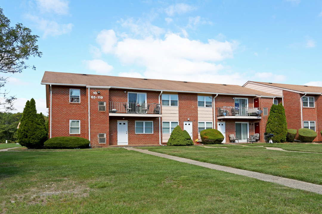 Waterside Gardens in Brick, NJ - Foto de edificio