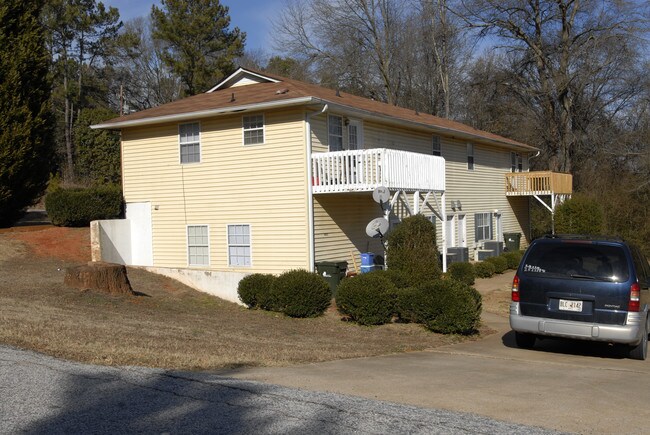 3953 McClure Dr in Oakwood, GA - Foto de edificio - Building Photo