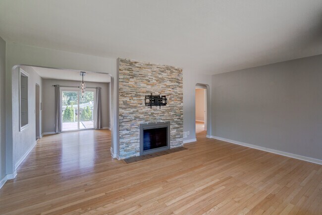 5212 Midmoor Rd in Monona, WI - Building Photo - Building Photo