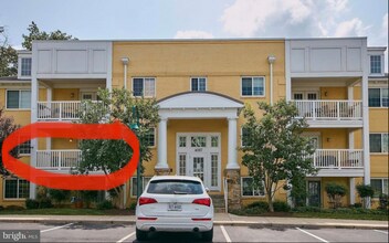 4067 S Four Mile Run Dr, Unit 301 in Arlington, VA - Foto de edificio - Building Photo