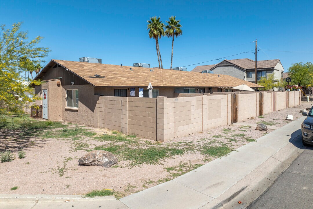 Desert View in Phoenix, AZ - Building Photo
