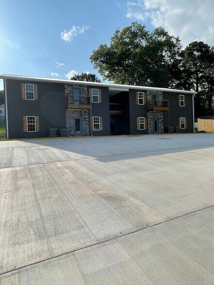 130 S Main St, Unit 6 in Carthage, TN - Building Photo