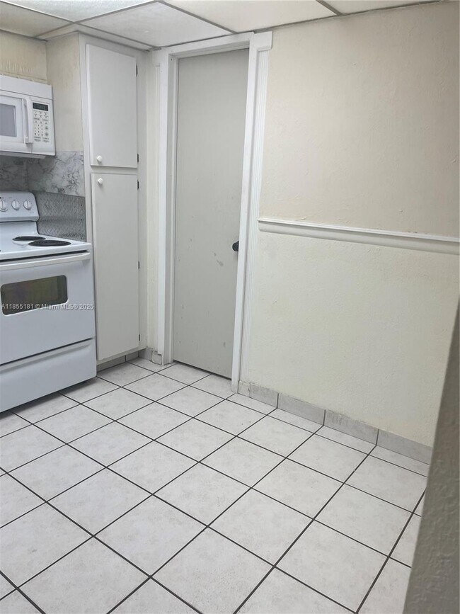 6548 Racquet Club Dr in Lauderhill, FL - Building Photo - Building Photo