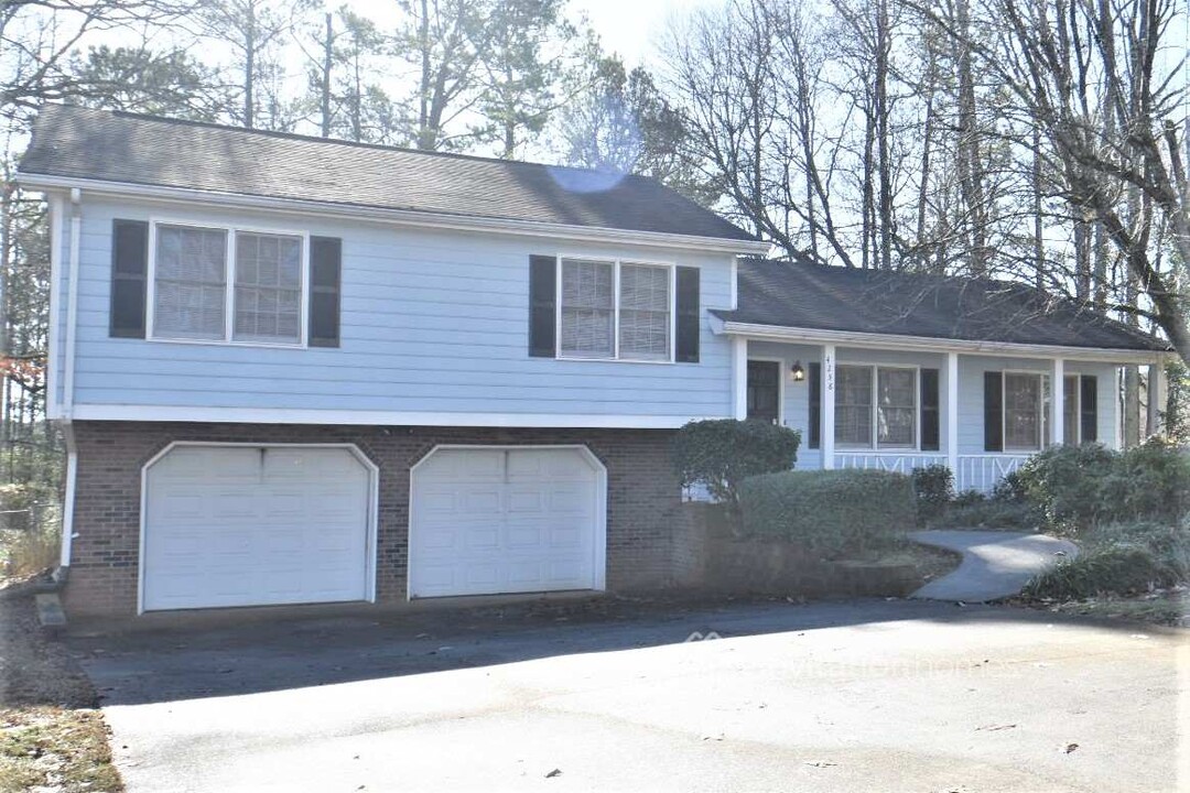 4258 Castlegate Dr in Snellville, GA - Foto de edificio