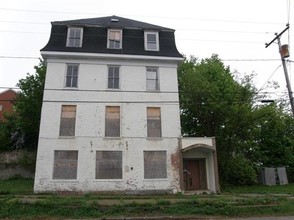 67 Elm St in Somersworth, NH - Foto de edificio - Building Photo