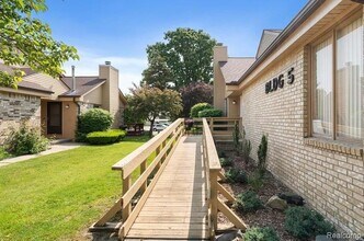 2343 Heritage Pointe Dr, Unit 29 in Sterling Heights, MI - Foto de edificio - Building Photo