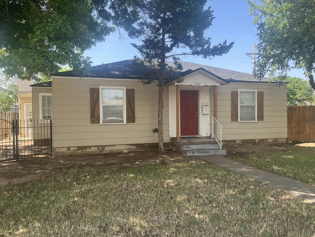 2517 28th St in Lubbock, TX - Foto de edificio - Building Photo