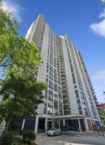 1460 N Sandburg Terrace in Chicago, IL - Building Photo