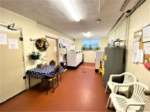 214 Avenue A-Unit -A2 in Bayonne, NJ - Foto de edificio - Building Photo