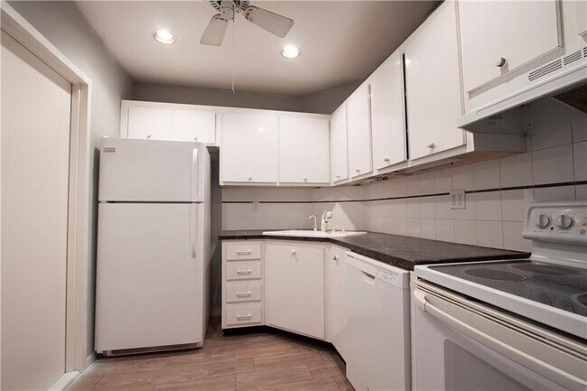 property at 3123 Oakland Shores Dr