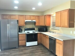 2316 W Larkspur Dr in Phoenix, AZ - Building Photo - Building Photo