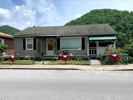 323 Highland Ave in Mullens, WV - Building Photo