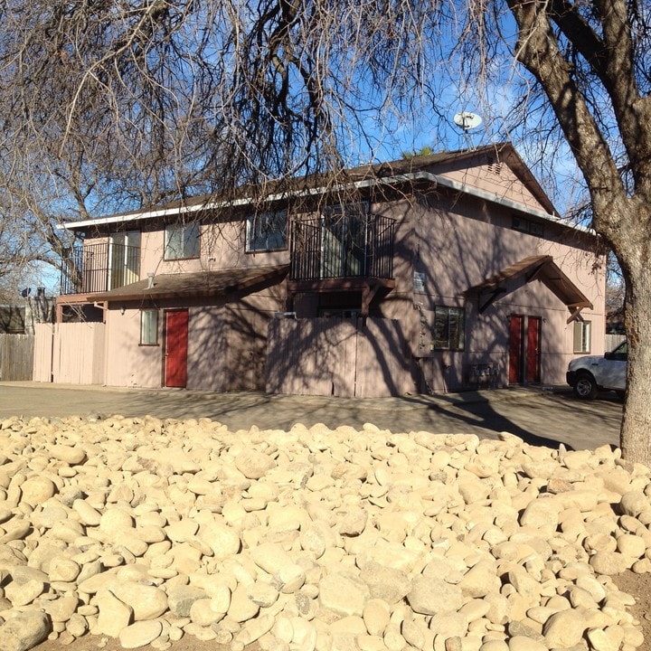2480 Wilson Ave in Redding, CA - Building Photo