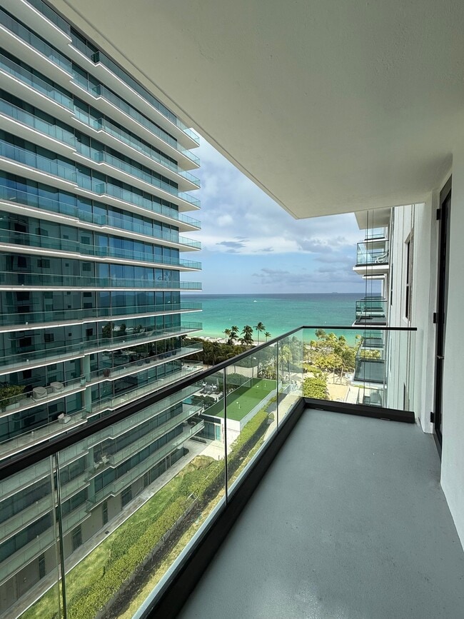 10185 Collins Ave, Unit 1022 in Bal Harbour, FL - Foto de edificio - Building Photo