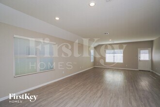 1252 Treehouse Ln, Unit 302 in New Braunfels, TX - Foto de edificio - Building Photo