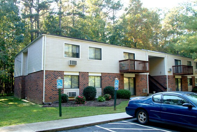 Academy Apartments in West Point, VA - Foto de edificio - Building Photo