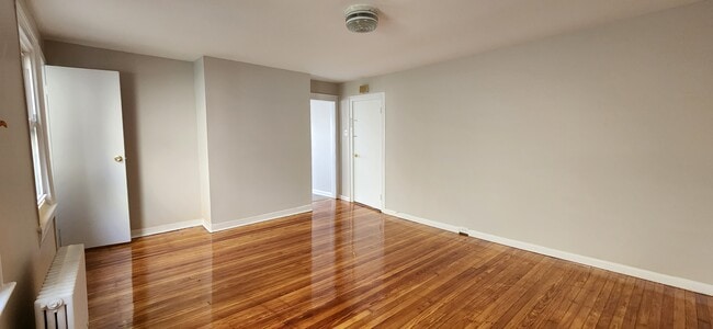 216 Elm St, Unit 2 in Newark, NJ - Building Photo - Building Photo